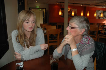 Emilie sammen med farmoren - Inger Marie Beck